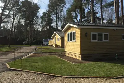 Image de Magnifique Bois De Bois Avec Trois Chambres À Coucher En Bois Avec Vue Sur Le Grand Lac 1