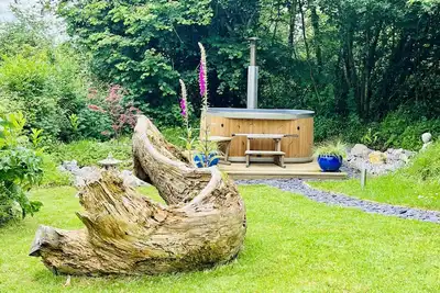 Image de Ger y Nant: refuge romantique près de la frontière du Pembrokeshire 2 personnes + bébé