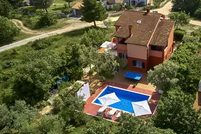 Image de Villa Bastianich, avec vue sur la mer. Trois terrasses, piscine, jardin avec barbecue.