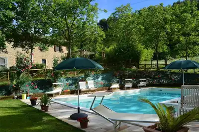 Image de Ferme avec piscine dans les collines verdoyantes