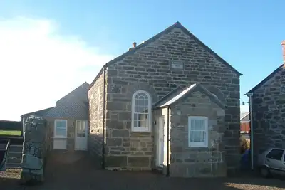 Image de Ancienne école de village dans un endroit côtier paisible