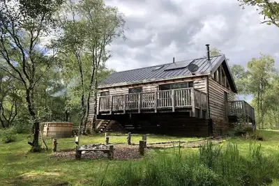 Image de Flora est une cabane en rondins de style scandinave bien équipée avec poêle à bois