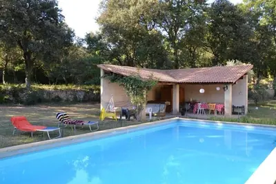 Image de Maison avec piscine en lisière de forêt, près d'Orange
