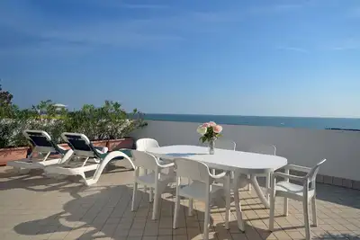 Special Magnifique penthouse avec une grande terrasse face à la mer