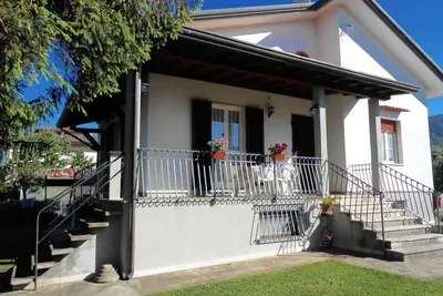 Image de Grand appartement indépendant dans une maison jumelée avec jardin en Versilia