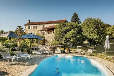 Image de Villa rustique avec piscine pouvant accueillir jusqu'Ă 12 personnes