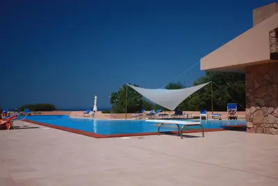 Image de Cottage Elisa avec une vue magnifique et une piscine d'eau de mer