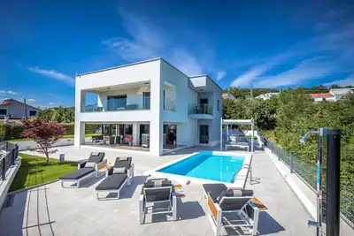Image de Exclusive Villa Rina Crikvenica 5 * avec piscine chauffée et une vue panoramique sur la mer