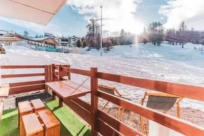 Image de coquet appartement sur les pistes ( piscine et tennis privé en été)