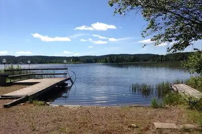 Image de Idyllique maison suédoise dans un cadre idyllique sur une plage privée