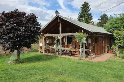 Image de chalet joliment meublé avec terrasse à la campagne