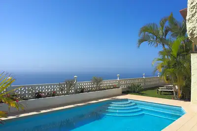 Image de Villa dans un endroit calme avec une superbe vue sur l'océan Atlantique et piscine privée