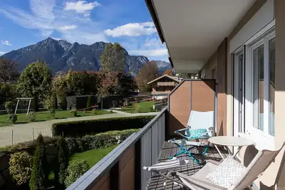 Image de Central, calme et élégant avec une vue à 3 sommets!