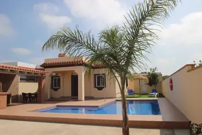 Image de Maison de vacances avec piscine privée et grand espace barbecue couvert, à seulement 300m de Conil, pour 6 personnes, avec WLan