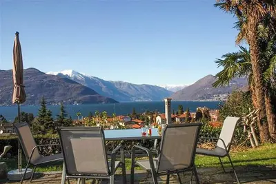 Image de Appartement de 4 chambres meublées avec goût avec terrasse, jardin et vue panoramique sur le lac