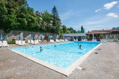 Image de Beau studio avec terrasse et jardin, piscine et superbe vue sur le lac