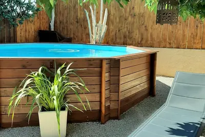 Image de Haut de villa spacieux et lumineux avec jardin, piscine et parking privatifs.