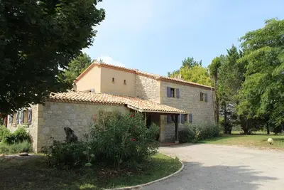 Image de Propriété en Quercy avec piscine et tennis privatifs