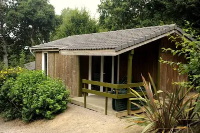 Image de Chalet tout équipé dans parc résidentiel en pleine nature(piscine, bibliothèq