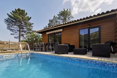 Image de Maison En Bois Avec Piscine Au Calme