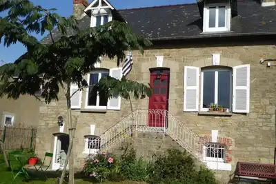 studio spacieux, entrée indépendante, rez de jardin, parking, proche centre