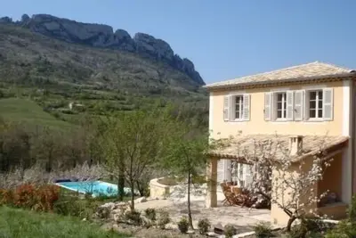 Image de bastide avec piscine 11 x 5. 5 chauffée  ds site remarquable rivière vue dégagé