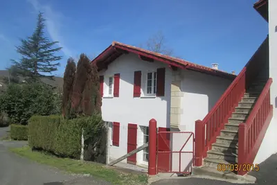 Image de maison avec petit jardin sare bourg, près saint jean de luz, pays basque