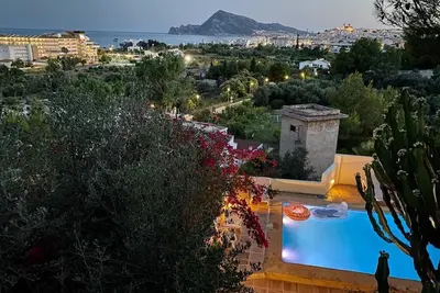Image de A 300m de la plage. Villa agréable avec vue imprenable sur la Baie d'Altea.