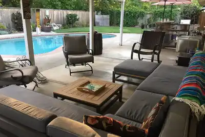 Image de Retraite familiale Chico avec piscine ~ Bocce ~ Spa ~ Lounge. Près du parc, du centre-ville et de la Csu