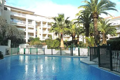 Grand apt 4 personnes, calme, aéré, confortable, piscine, garage, proche plages