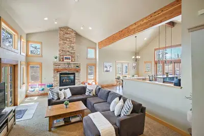Image de 4br maison de montagne w / mezzanine, bain à remous, vues, à proximité du ski et des sentiers!