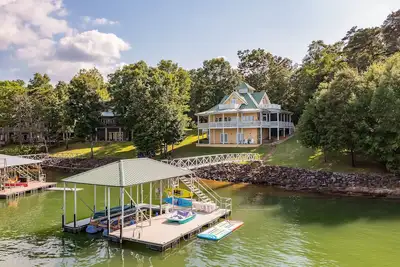 Image de Smith Lake Rentals & Sales - Regard Sur Stoney Point - Porches enveloppants avec vue sur le lac