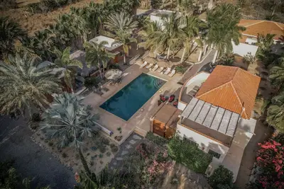 Image de Oasis tropicale privée avec piscine d'eau salée, jardins luxuriants, à quelques minutes de la plage