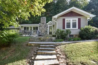 Image de 2 magnifiques maisons de montagne entourées par la forêt, Babble Creek, juste à côté de Parkway