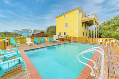 Image de Vue du phare de Hatteras! Oceanview Buxton - piscine, bain à remous, salle de jeux, chien-friendly