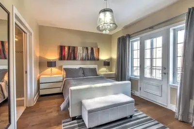 Image de Luxueux condo 2 chambres, 2 salles de bain-Wifi avec parking Gratuit
