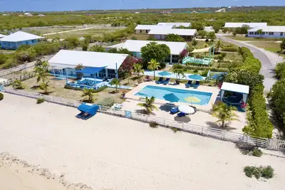 Image de Villa privée en bord de plage avec piscine et vue panoramique sur l'océan