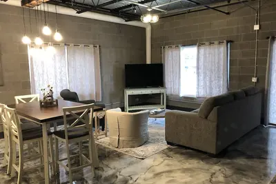 Image de Suite moderne et industrielle de 1050 pieds carrés pouvant accueillir 6 personnes