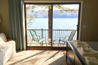 Image de Maison au bord du lac Skaneateles sur 380 'de façade boisée isolée, cascade