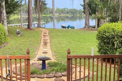 Image de 1400sf Lake Home Isolé mais proche de tout