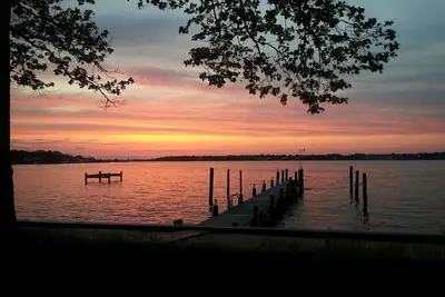 Image de Bord de l'eau en brique avec quai et plage privée