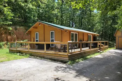 Image de Chalet de luxe sur le lac Beaver avec immense terrasse, accès privé à la piscine et au quai pour bateaux