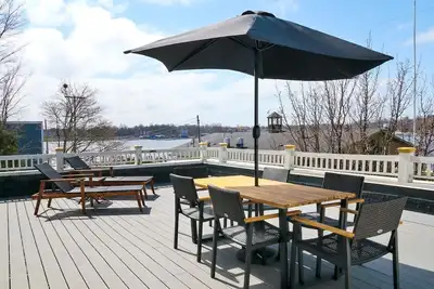 Image de Two Bedroom Downtown Condo avec la Grande Harbor View