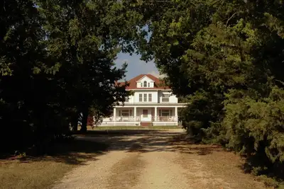 Image de Keene Road Country Estate avec des granges rustiques