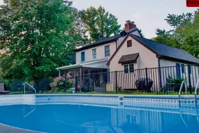 Image de Une retraite de style européen sur la côte est du Marylands avec piscine privée