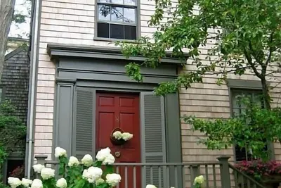 Image de Spacieux et historique: Maison Nantucket classique avec grand jardin, charme et élégance