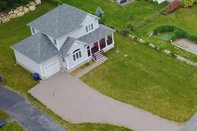 Image de Maison à East Beach avec vue sur l'eau, parking privé sur la plage et bien plus encore