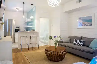 Image de Gracieuse maison de Charleston avec porche situé à deux pâtés de maisons de Upper King Street