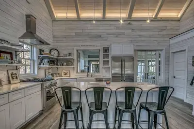 Image de Cape May Cottage dans les bois avec grand plan d'étage - 3 chambres à coucher principales + Loft