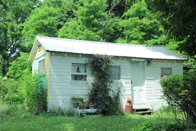 Image de Une \"maison de poupée\" chaleureuse, avec tout pour répondre à vos besoins.